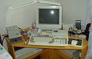 Så här såg datorn ut en gång i tiden. När bilden togs hade datorn redan börjat                     växa. En del hårdvara ligger bredvid på skrivbordet och på chassit sitter några knappar                     som vittnar om hemmagjorda hack.