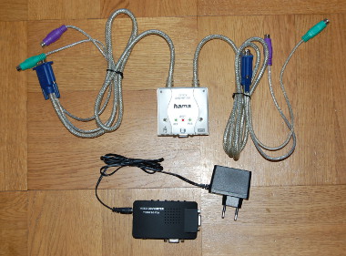 Överst i bilden är KVM-switchen och under den ligger Videoadaptern som ska förvandla C64:ans videosignal till VGA.